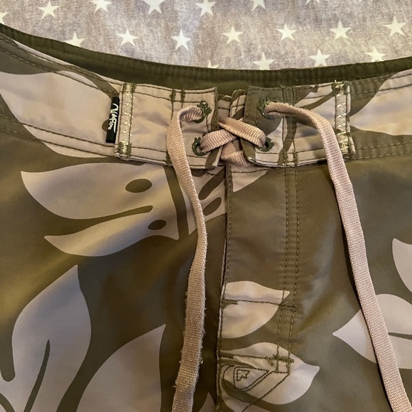 Quiksilver board shorts 10” inseam Hawaiian floral print - khaki green/tan - Picture 3 of 10
